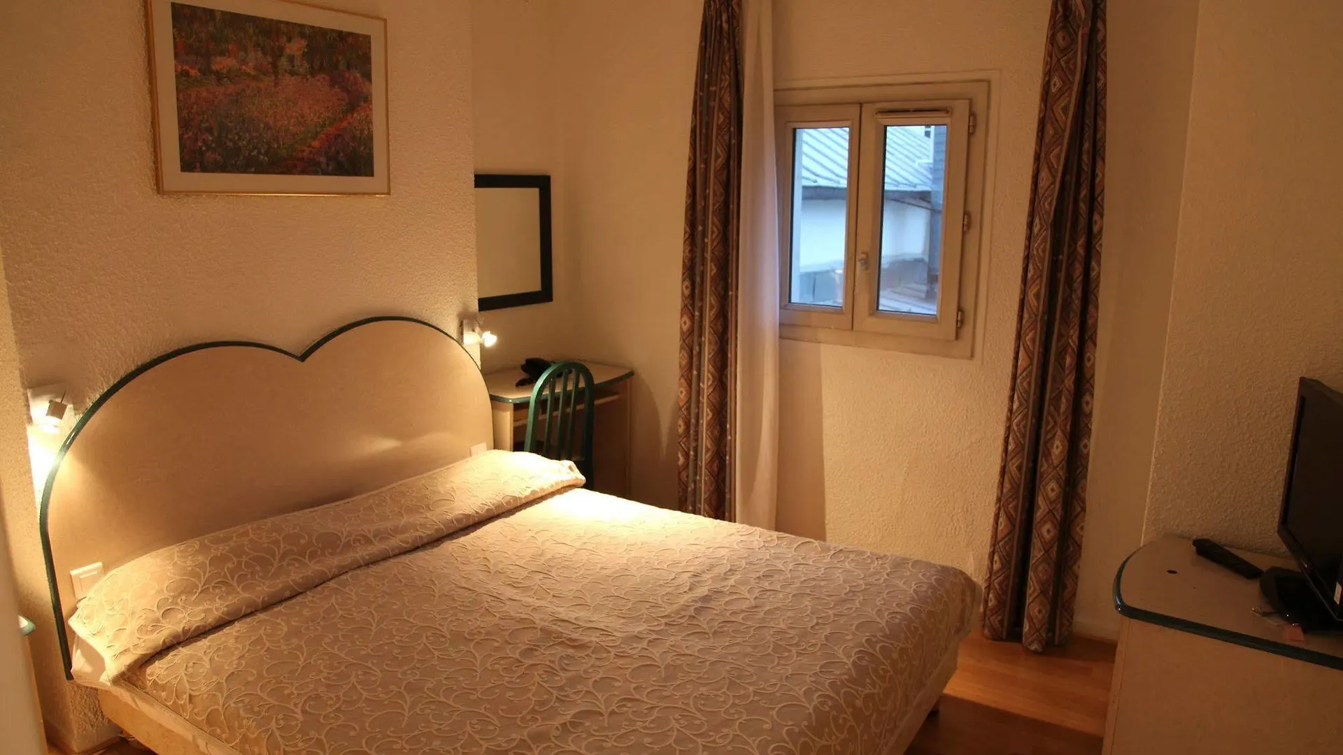 Royal Bastille Hotel 2*